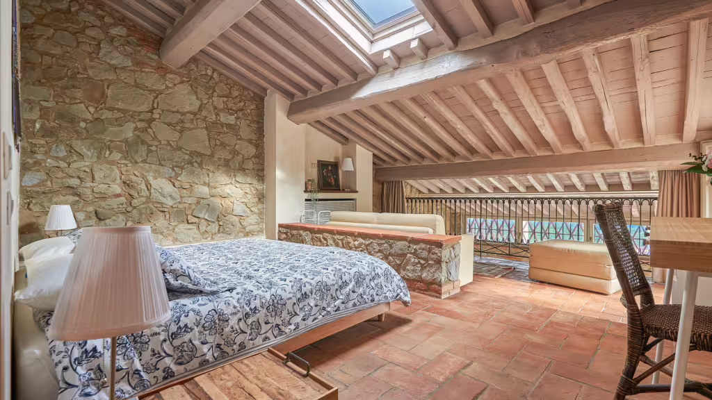 Spacious wing - bedroom